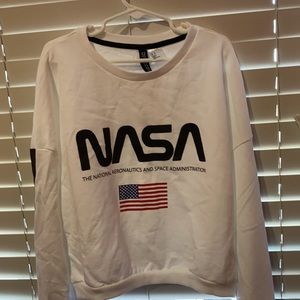 It’s a white cropped shirt from H&M & it’s a small